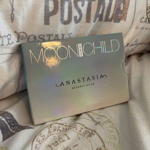 ABH Moonchild glow kit highlighter palette